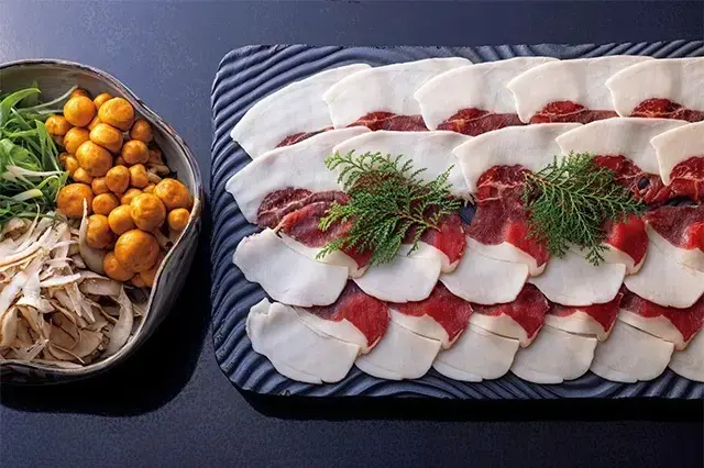 見た目は似ているが上半分が猪肉、下半分が熊肉（2人分）。