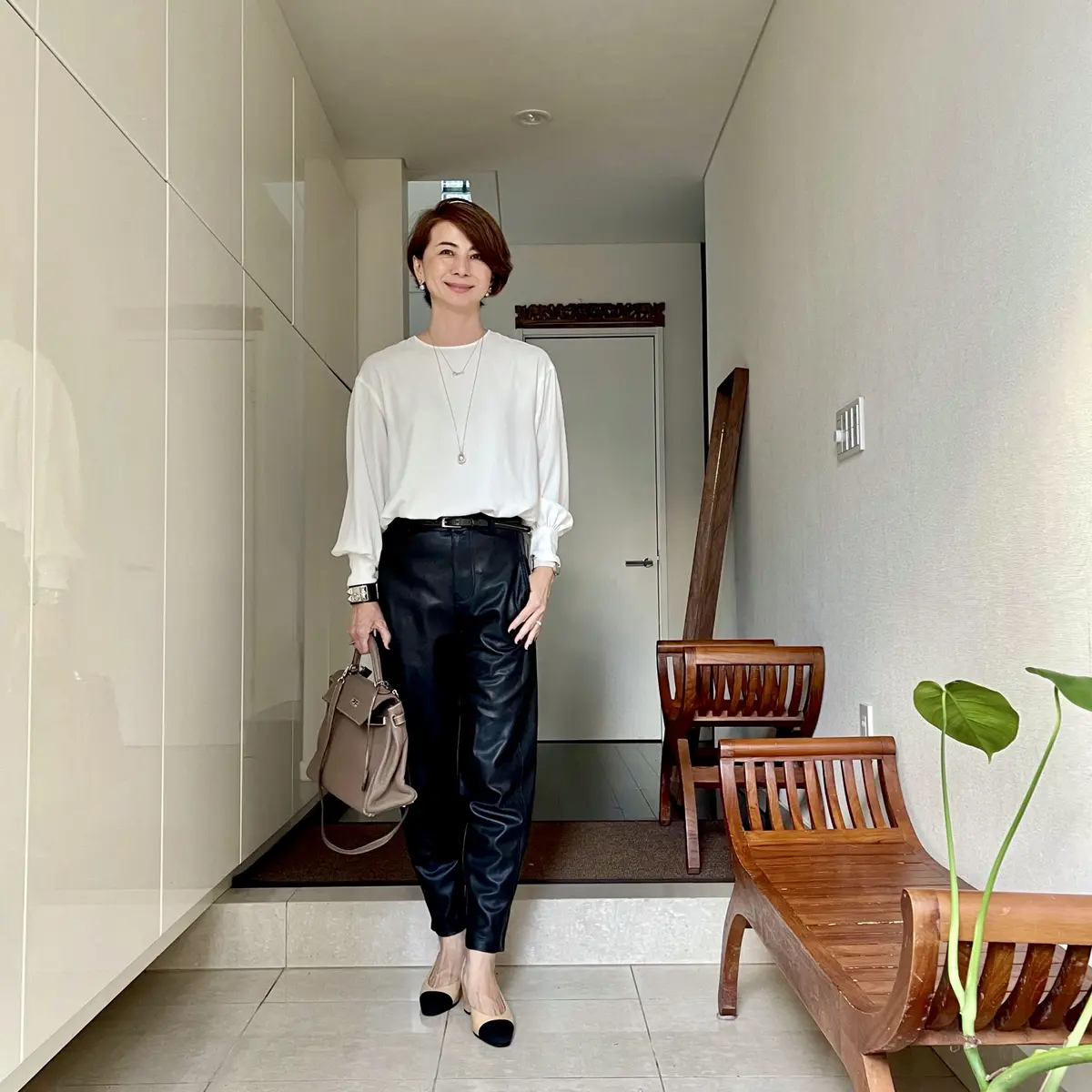 秋の、白シャツ✖️革パン コーデ3つの画像_4