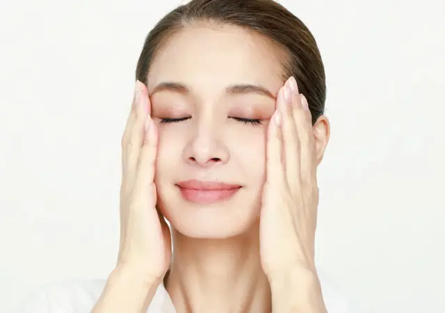 Q.パウダリーを使うとマットになってツヤが全部消えます……