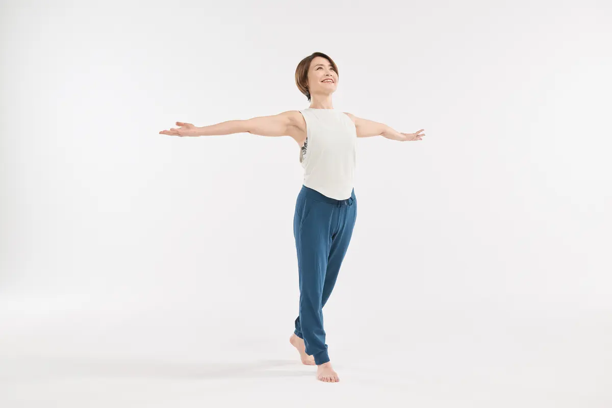 デスクワークの合間に 体の前側を伸ばすストレッチ まっすぐに立ち、片足を1歩前に出しながら、手のひらを上にして左右の腕を広げ、肩  の高さで横に伸ばす