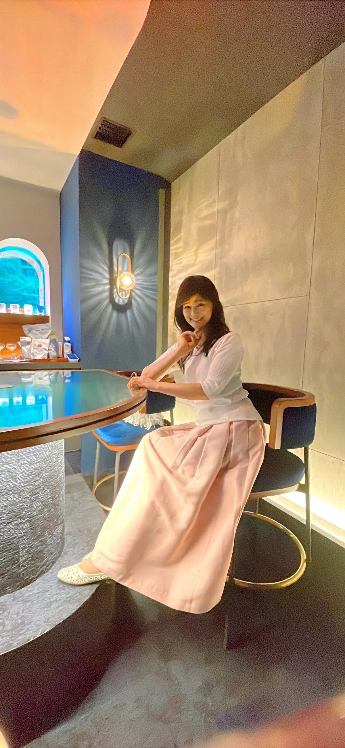 お洒落バー、お洒落カウンター、お洒落、お洒落な店内、お洒落スイーツ&バー、ボトルキープ、間接照明、お洒落照明、Constellation.、SweetscafeBAR、バー、スイーツバー、入り口、通路、廊下、プロローグ、モダン、ブルーライト、間接照明、エピローグ、幻想的、幻想的カウンター、カウンター、カウンターバー、スイーツ&バー、内装、店内、バー店内、薔薇、フラワーアレンジ、薔薇ランチョンマット、フラワーランチョンマット、カトラリー、トップス、スカート、フラットシューズ、ロングヘア、シルバーパンプス、シルバーシューズ、シューズ、カウンター、バーカウンター、バー、幻想的、いい雰囲気、お洒落、お洒落な店内、店内、お洒落な内装、お洒落バー、お洒落なバー、お洒落カウンター、お洒落バーカウンター、お洒落ライト、お洒落照明、お洒落な照明、ピンクスカート、ピンクロングスカート、ピンクマキシスカート、白いトップス、白ニット、サマーニット、白サマーニット、tops、NANO universe 、skirt、MID'OR 、flat shoes、