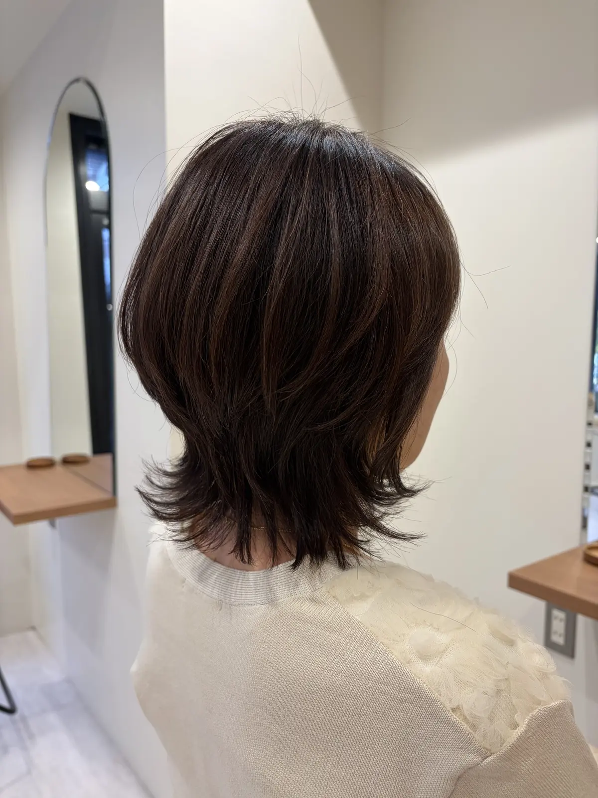 キレイにカットした後のショートカットの女性