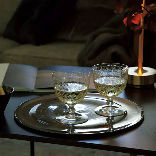 上質な白は＂レディ感＂あふれるグラスで