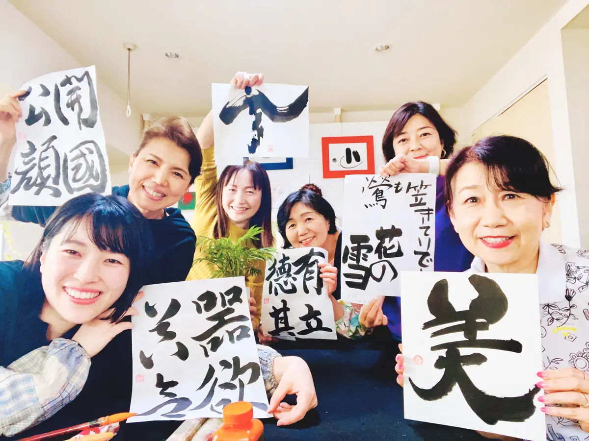 めちゃめちゃ賑やかな書道部員の皆さん。一番右が梅岡先生。