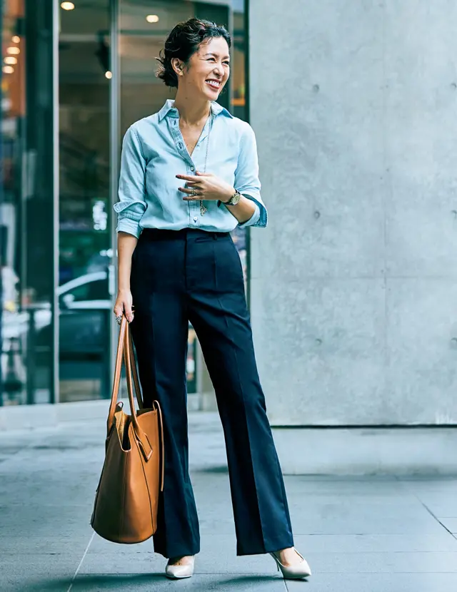 すっきりとしたむだのないデザインのセンタープレスパンツコーデの大草直子さん