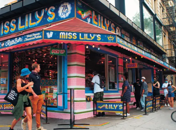 マスク姿の客がテイクアウトの列に並ぶ光景もあたりまえに