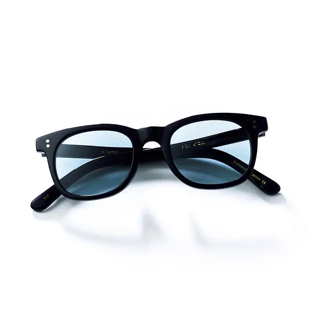 黒フレームより合わせやすく、表情に柔らかさが加わるネイビー。サングラス￥36,300（アヤメ）