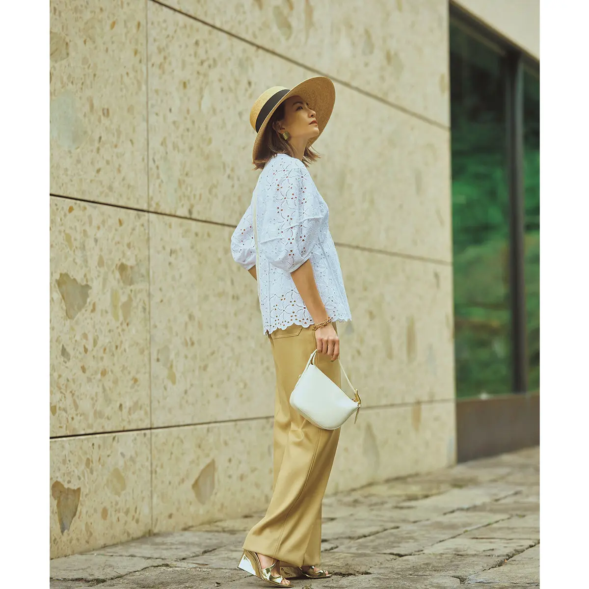 白レースブラウスとベージュパンツのコーデ　モデル・RINA