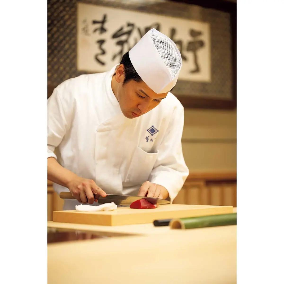 寿司をにぎるのは16年間『菊乃井』に勤める料理長の 阿部映季さん　