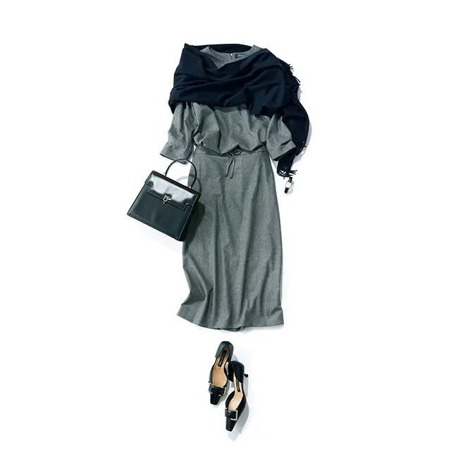 クライアントとの商談には、きれいめ小物とスカートで臨む