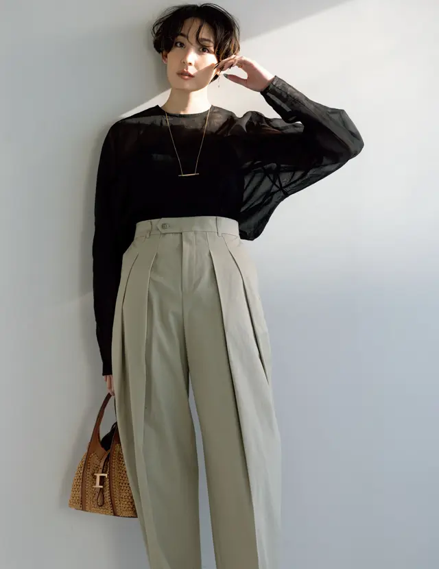 上半身が華やぐ「着映えブラウス」　素肌が透けるシアーな黒でクールな女性らしさを楽しんで