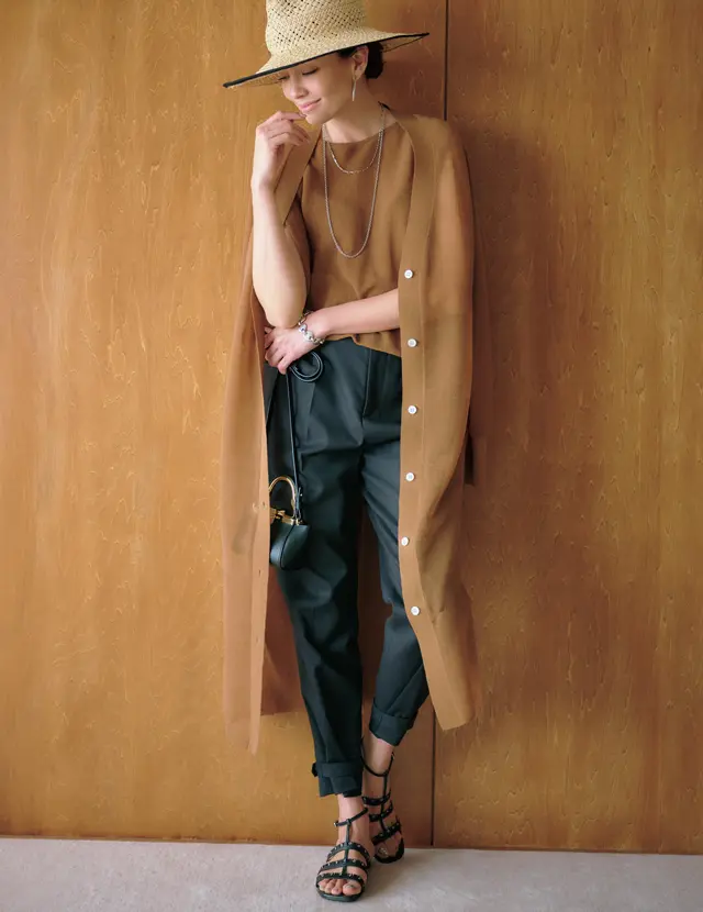 スタッズとレザーベルトで美しくエッジーな足もとに