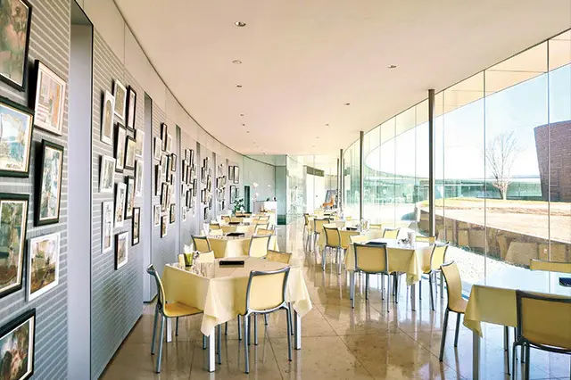 店内からも美術館の前庭の景色が楽しめる