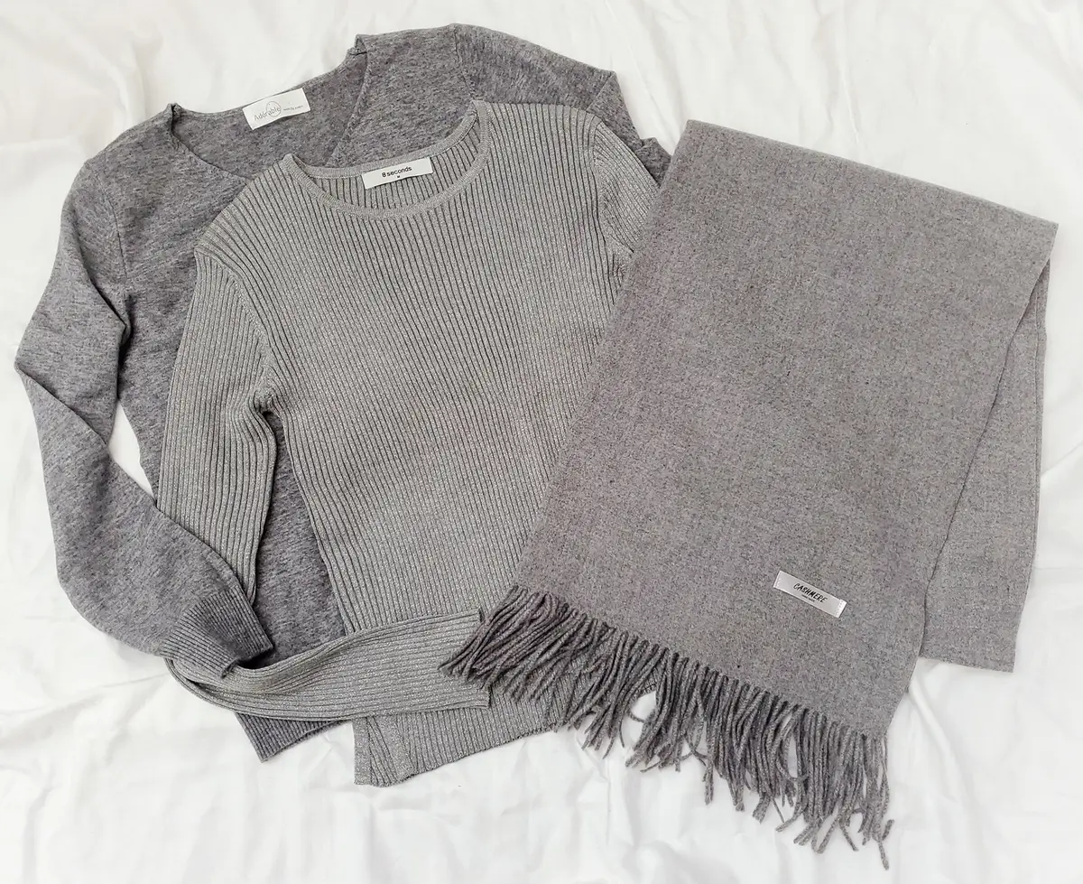 奥から順に、①ウールのニット ②キラキララメ入りニット ③カシミヤのスカーフ