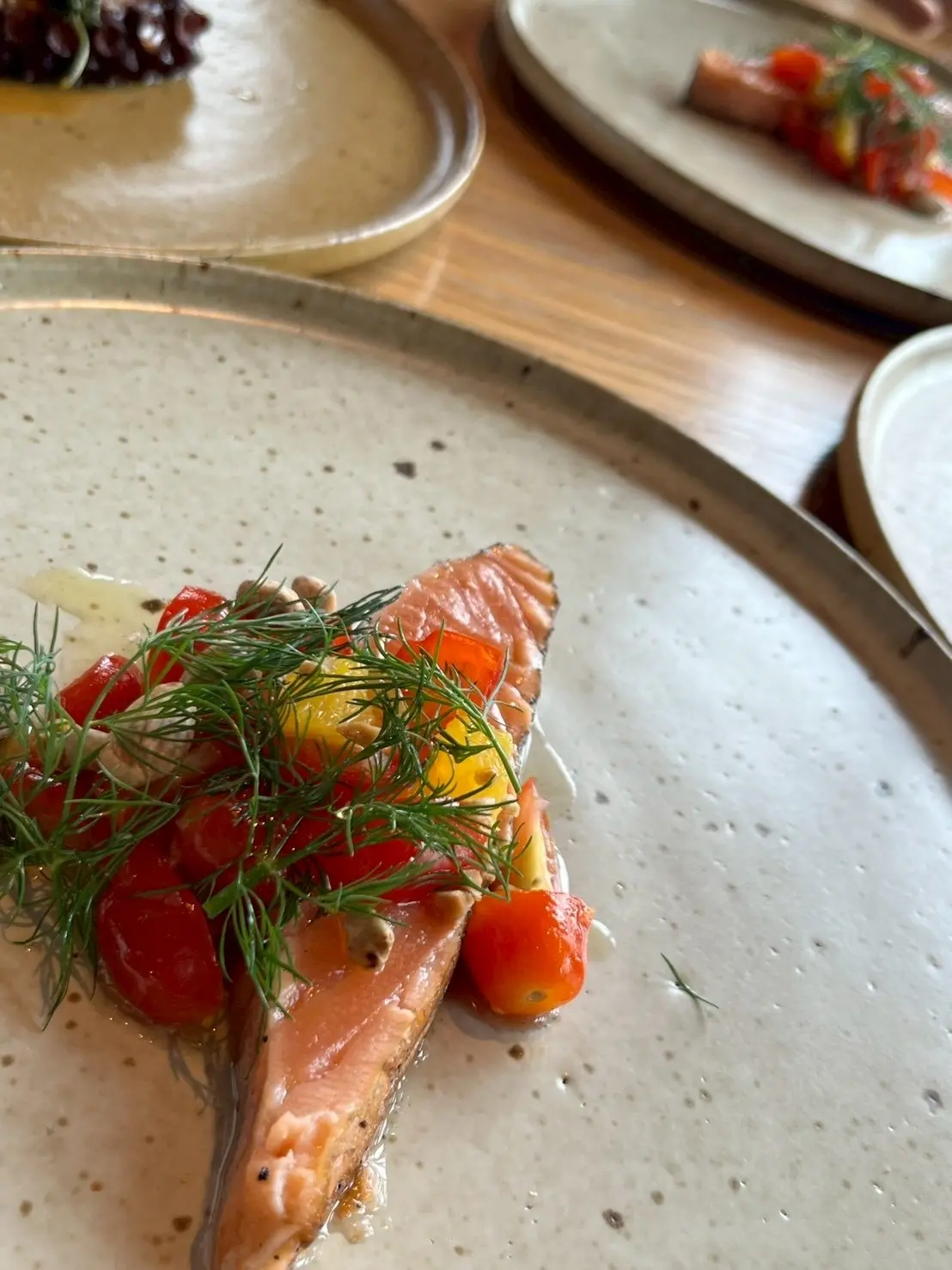 サステナブルサーモンの薪焼き　トマトレリッシュ、燻製サーモン　コンラッド大阪　ブリフィックスランチ　C-GRILL