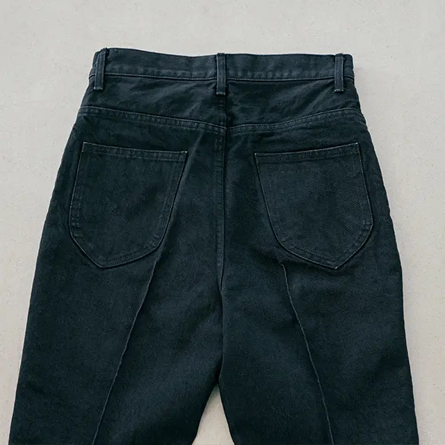 前後のセンターシームで脚をまっすぐきれいに