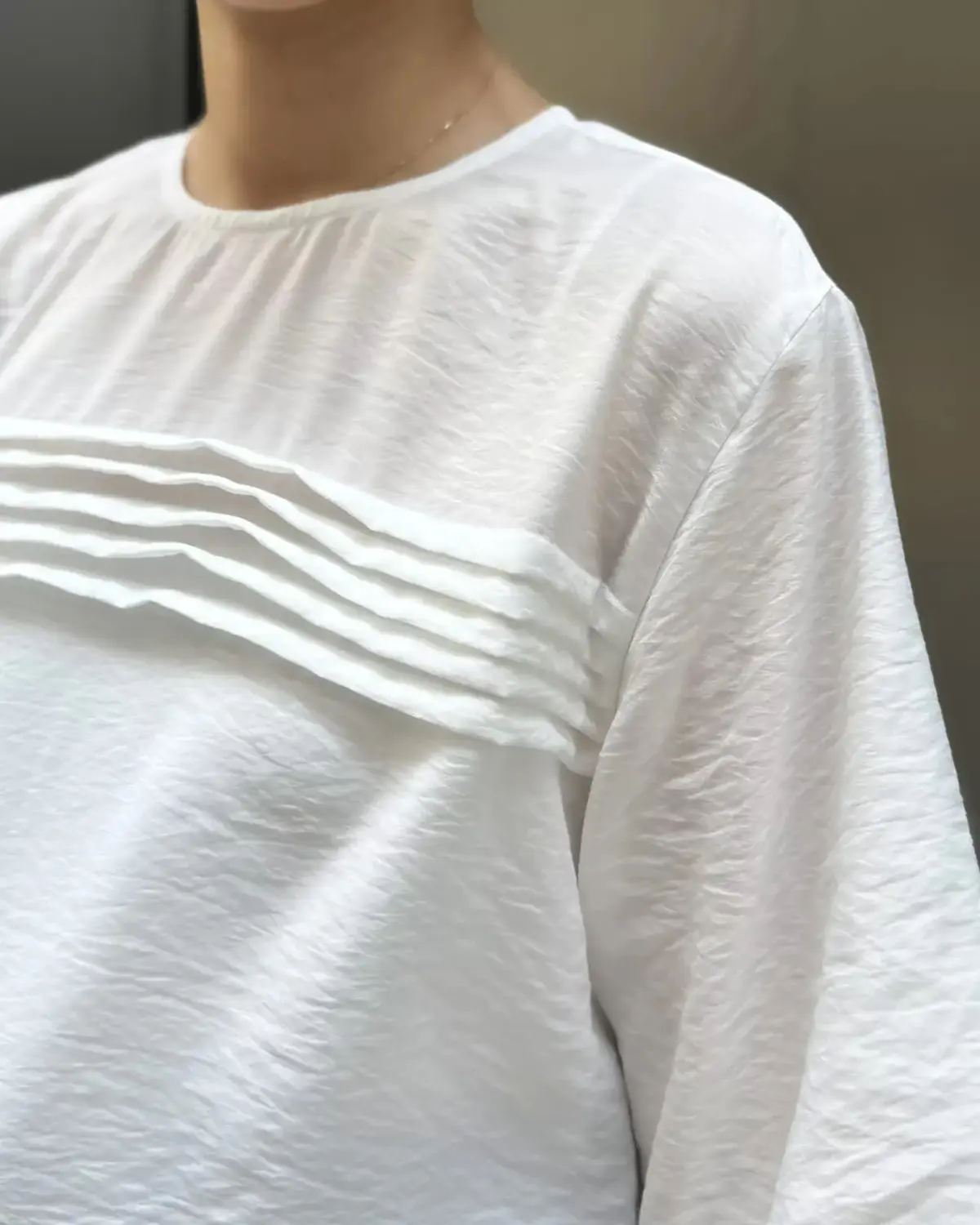 一枚で華やか。大人の夏スタイルを刷新するブラウス 【50代ファッション・E by eclat】