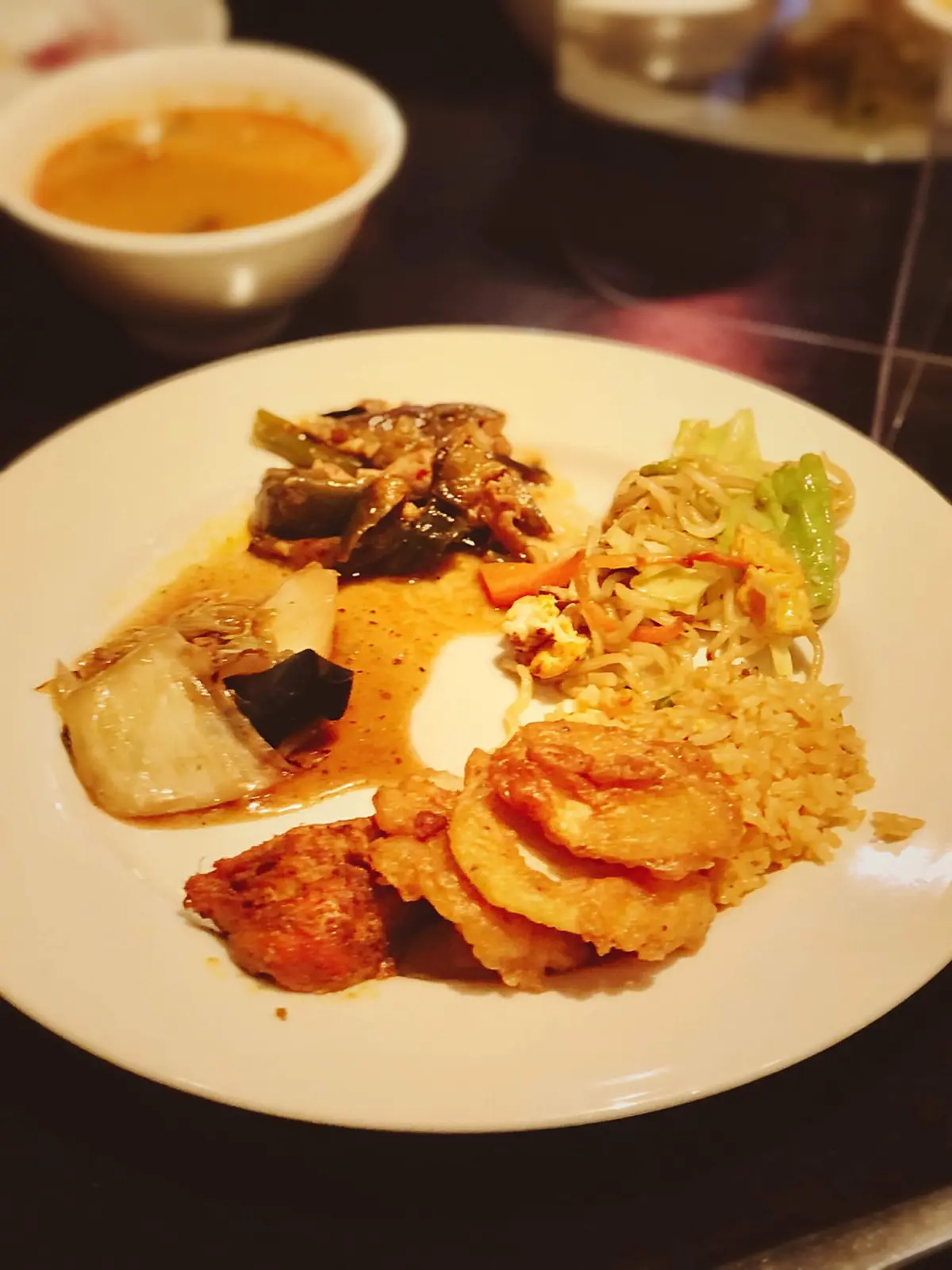 ASIAN PALM（アジアンパーム）神楽坂店。インド料理、タイ料理、中華料理、ベトナム料理。平日ランチ。ビュッフェ。タイ炒飯、五目焼きそば、タンドリーチキン。