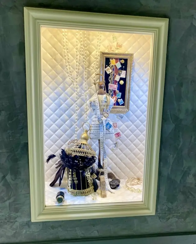 パリのアトリエのようなおしゃれなお手洗いの画像_3