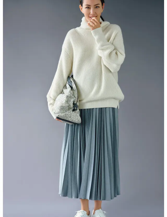 【ライトなグレーコーデ】シンプルコーデを特別にしてくれる上質なロングスカート2選