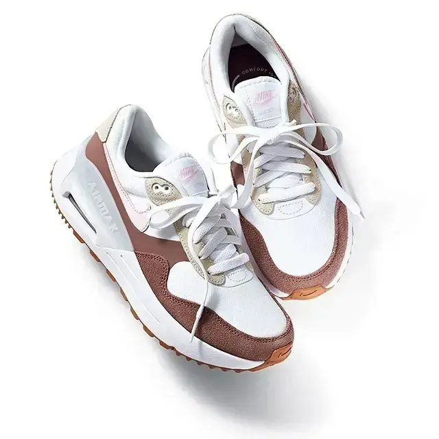 50代がこなれて見える！「春の最旬スニーカー」カタログ