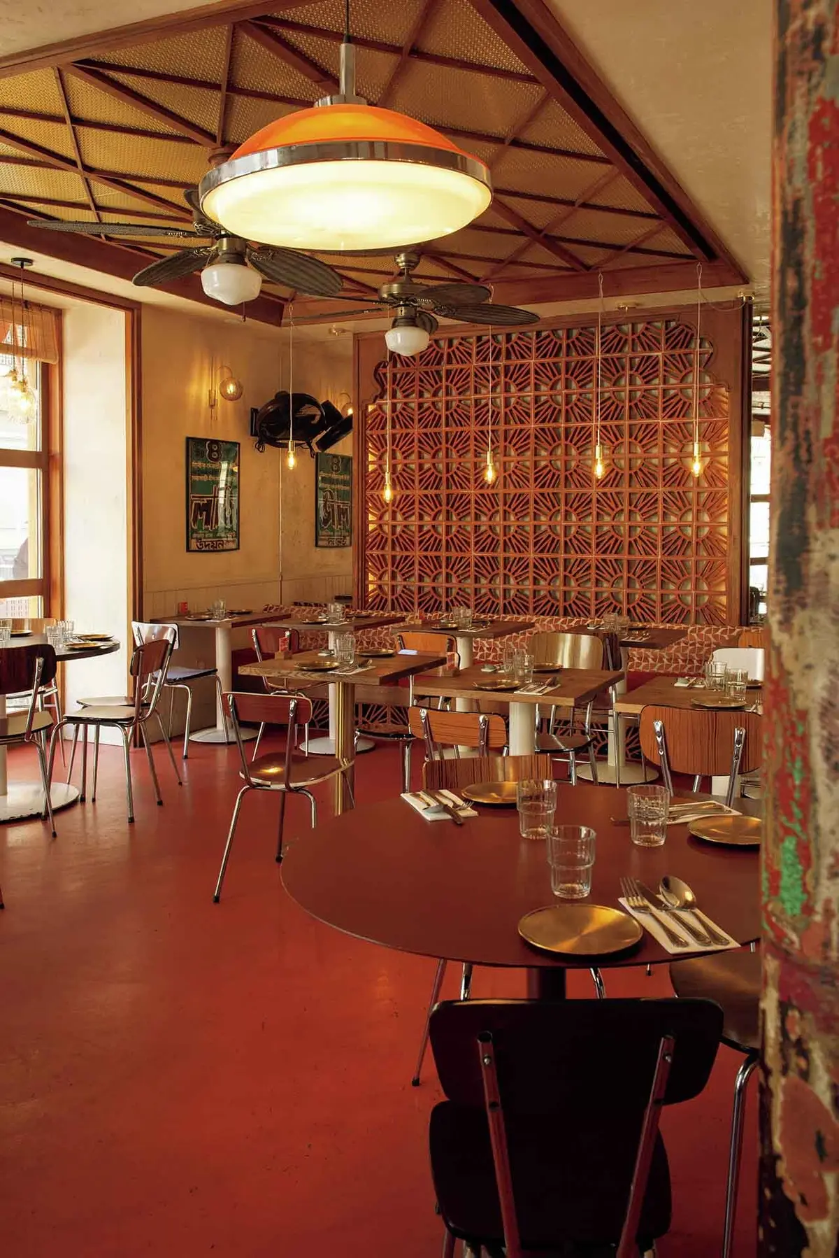 オープンキッチン、 ストリートフード風の 屋台のライブ感と居心 地のよさをあわせもつ 店内