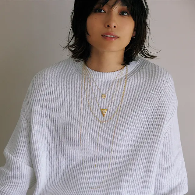 ヘルシーな白のローゲージに 華奢なゴールドで色気を加えて