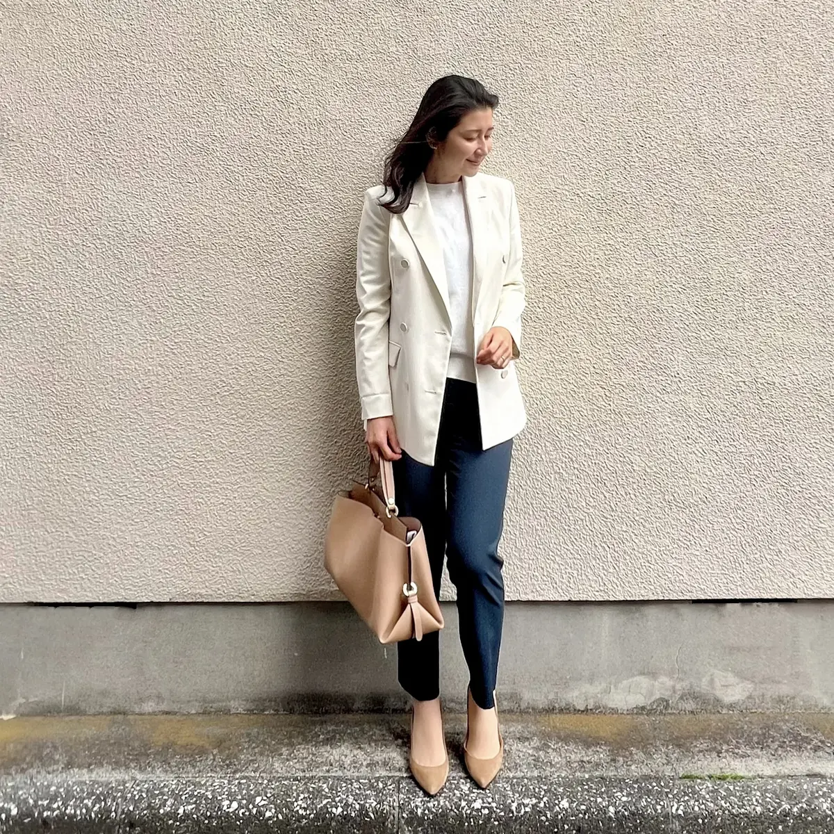 白ニット　白のダブルジャケット　ダーククリーンのパンツ　ベージュのバッグ　ベージュのパンプス