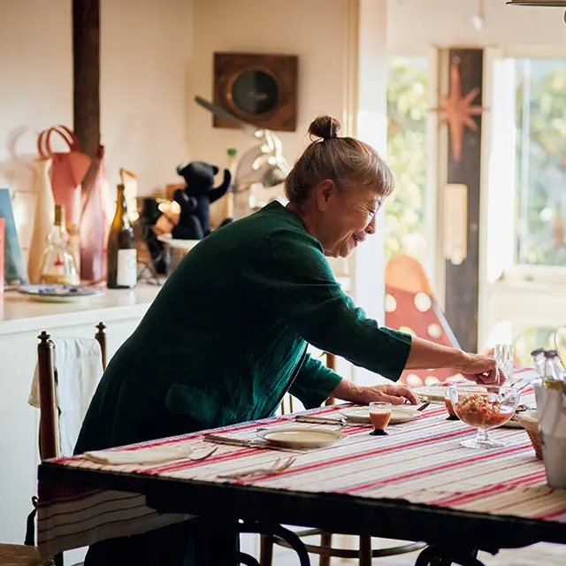 ふだん使いでもおもてなしでも、使うのはパリの蚤の市で少しずつ集めてきた器