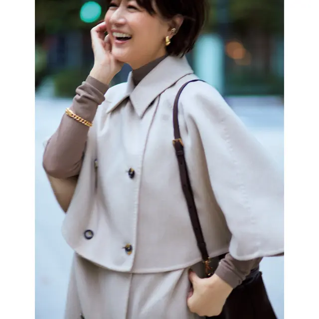 マックスマーラのコートを着こなす富岡佳子さん