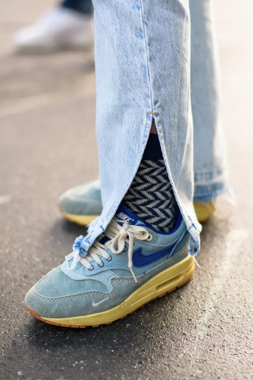 パリマダム バルバラさん（主婦）の水色のNIKEスニーカー