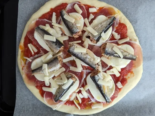 オイルサーディンと生ハムのピザ