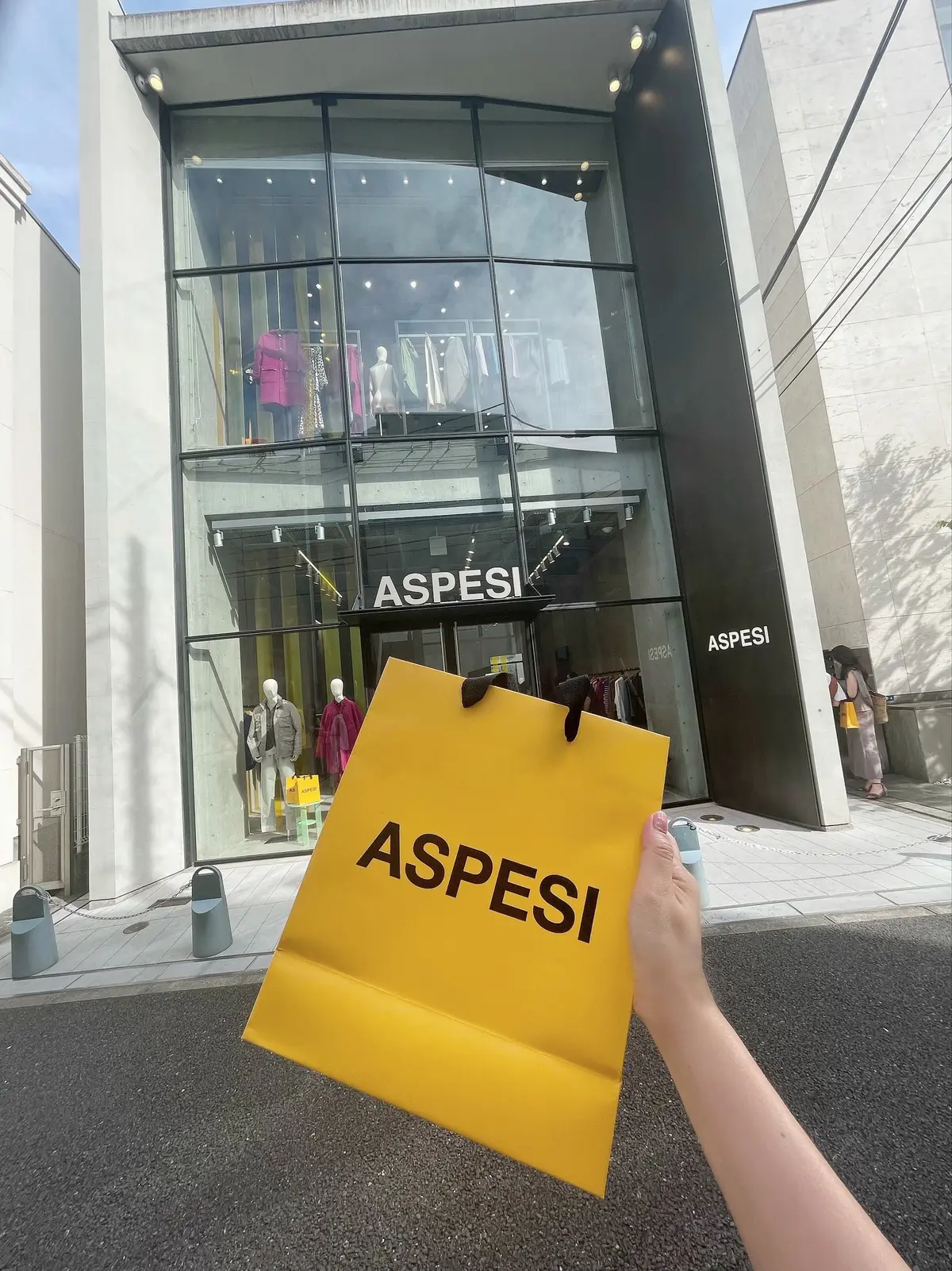 アスペジ、ASPESI、ASPESI青山店、オシャレ、モダン、建物、エクラ華組、華組、エクラJマダム、Jマダム、店内、イベント、エクラ&ASPESIショップイベント、ASPESI青山店外観、ショップバッグ、黄色バッグ、黄色、プレゼント、限定品、外観、アスペジ青山店、アスペジ青山店外観