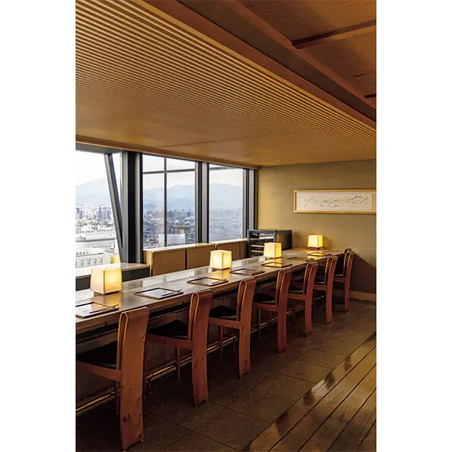窓に面したカウンター席からは東山三十六峰が見渡せ、テーブル席も用意されている。