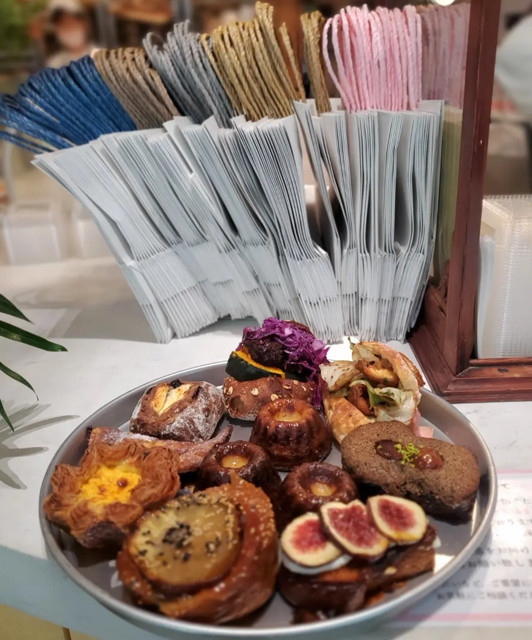 有料の紙袋は持ち手の紐の色が選べて可愛いです。