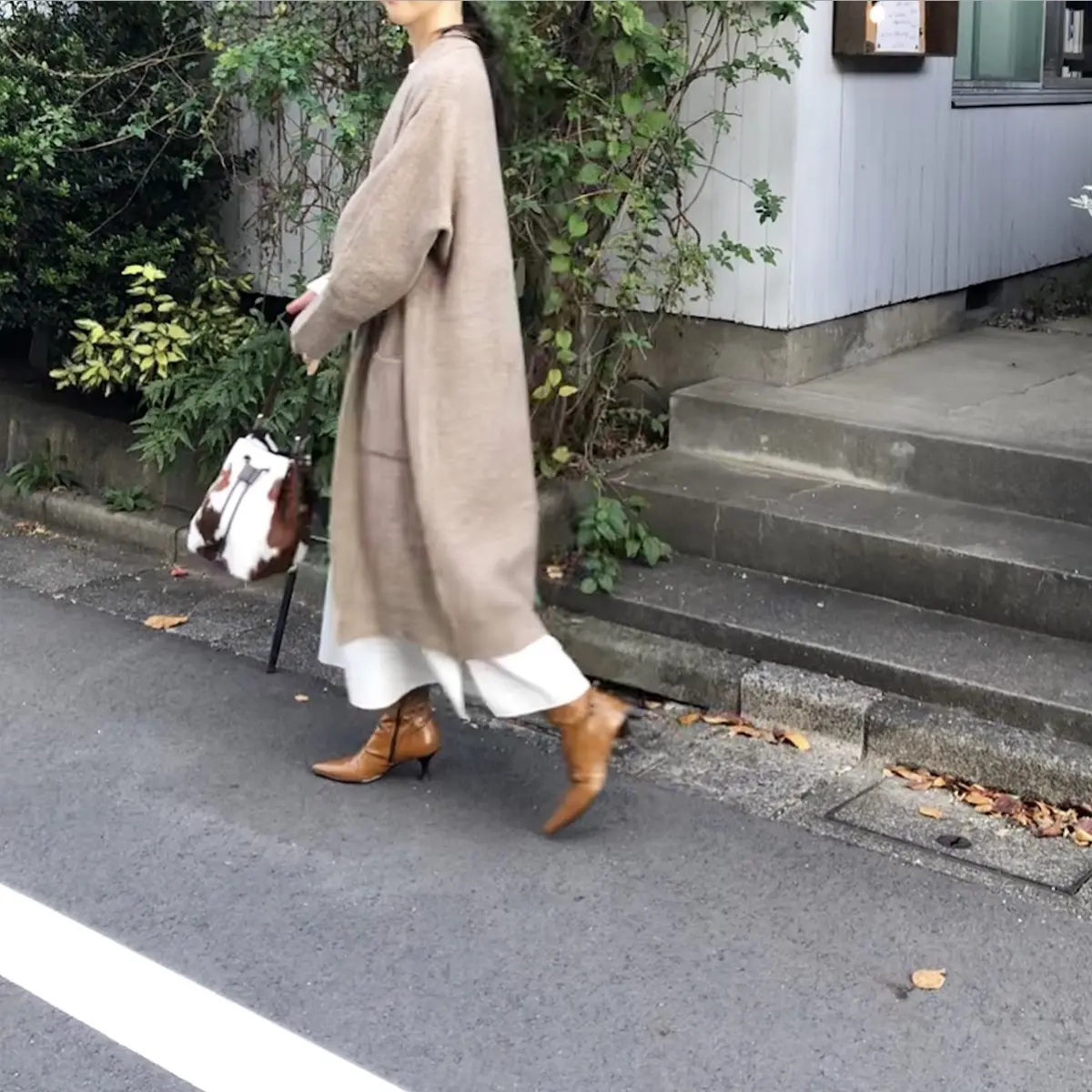 ふんわりニットカーディガンで、アート空間の画像_2