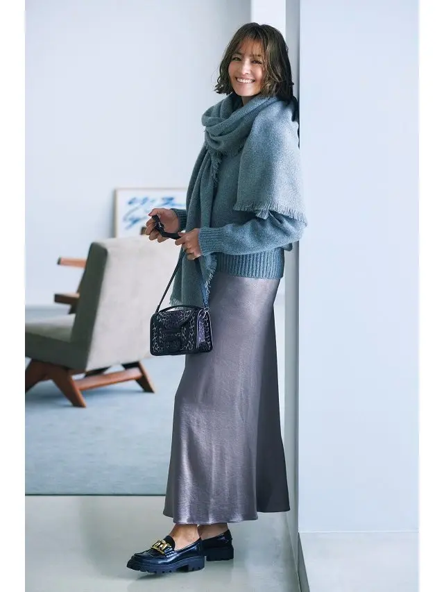 ツヤを加えれば冬らしいニットも新鮮に変わる