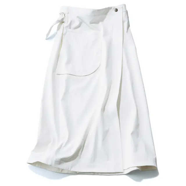 白ロングスカート　ディテールを効かせた表情豊かなラップ型