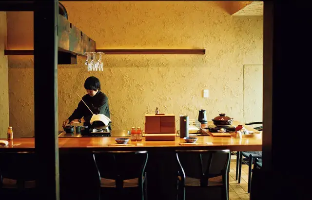 朝食は、スタッフが部屋のキッチンで仕上げてくれるスタイル。調理器具や器もあるので自炊も可能