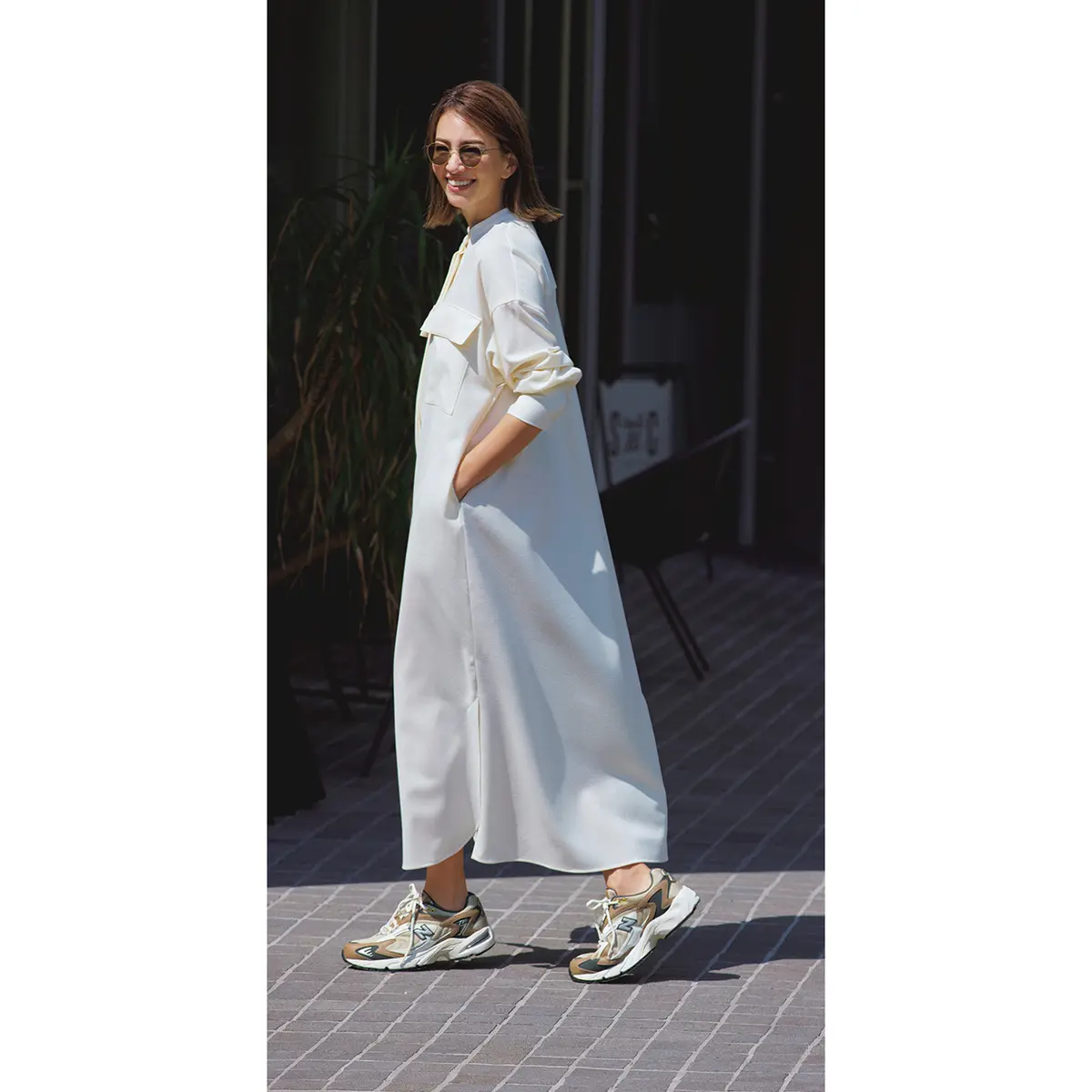 白シャツワンピースとスニーカーのコーデ　モデル・RINA