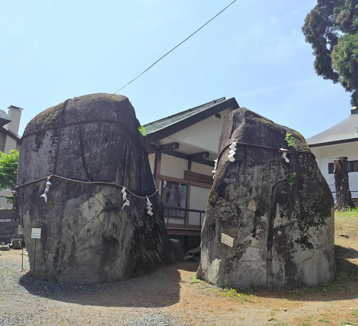 注連縄が巻かれた神聖な岩