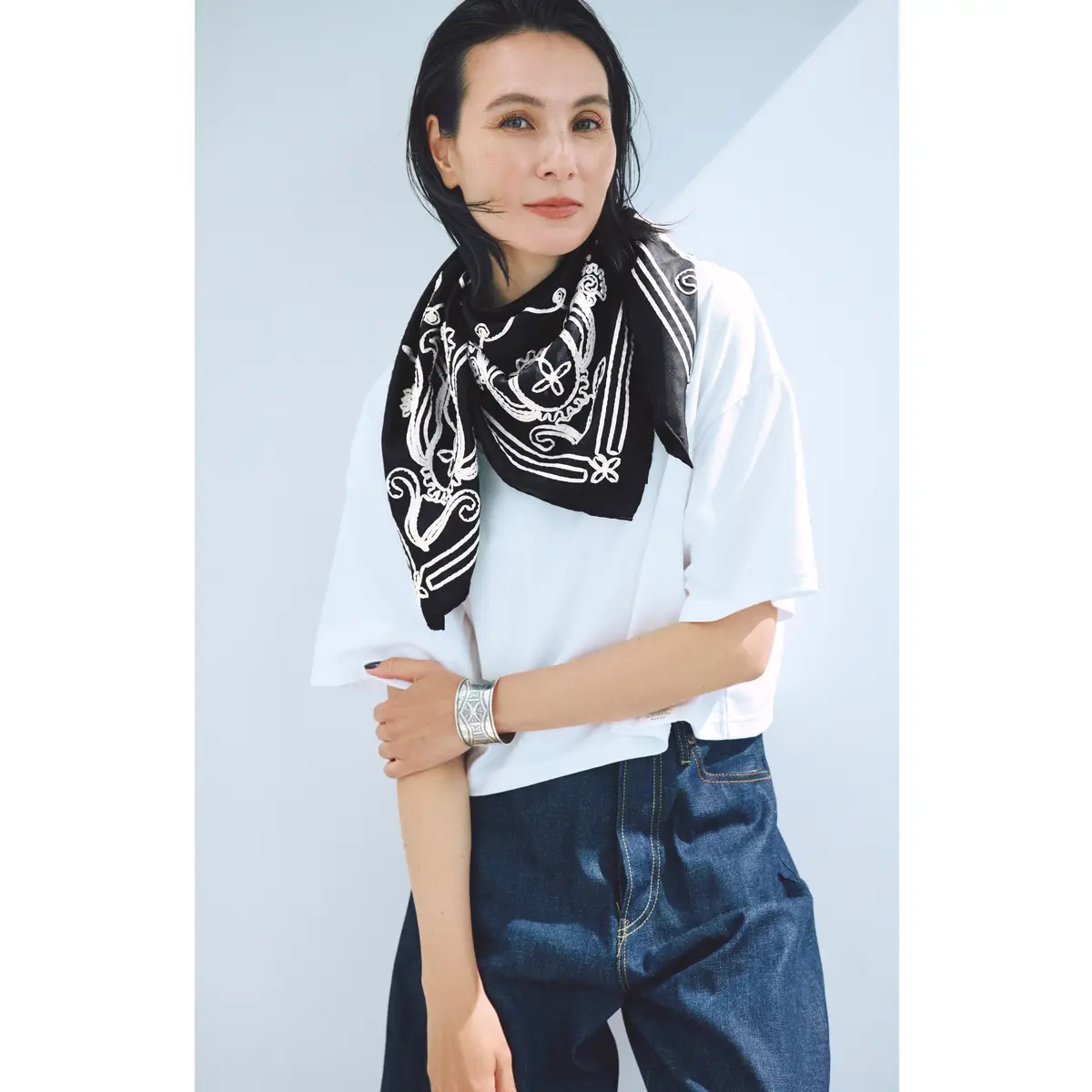 白Tシャツとブルーデニムパンツのコーディネートに首元にモノトーンのステッチスカーフを巻いたスタイリング　モデル・田沢美亜