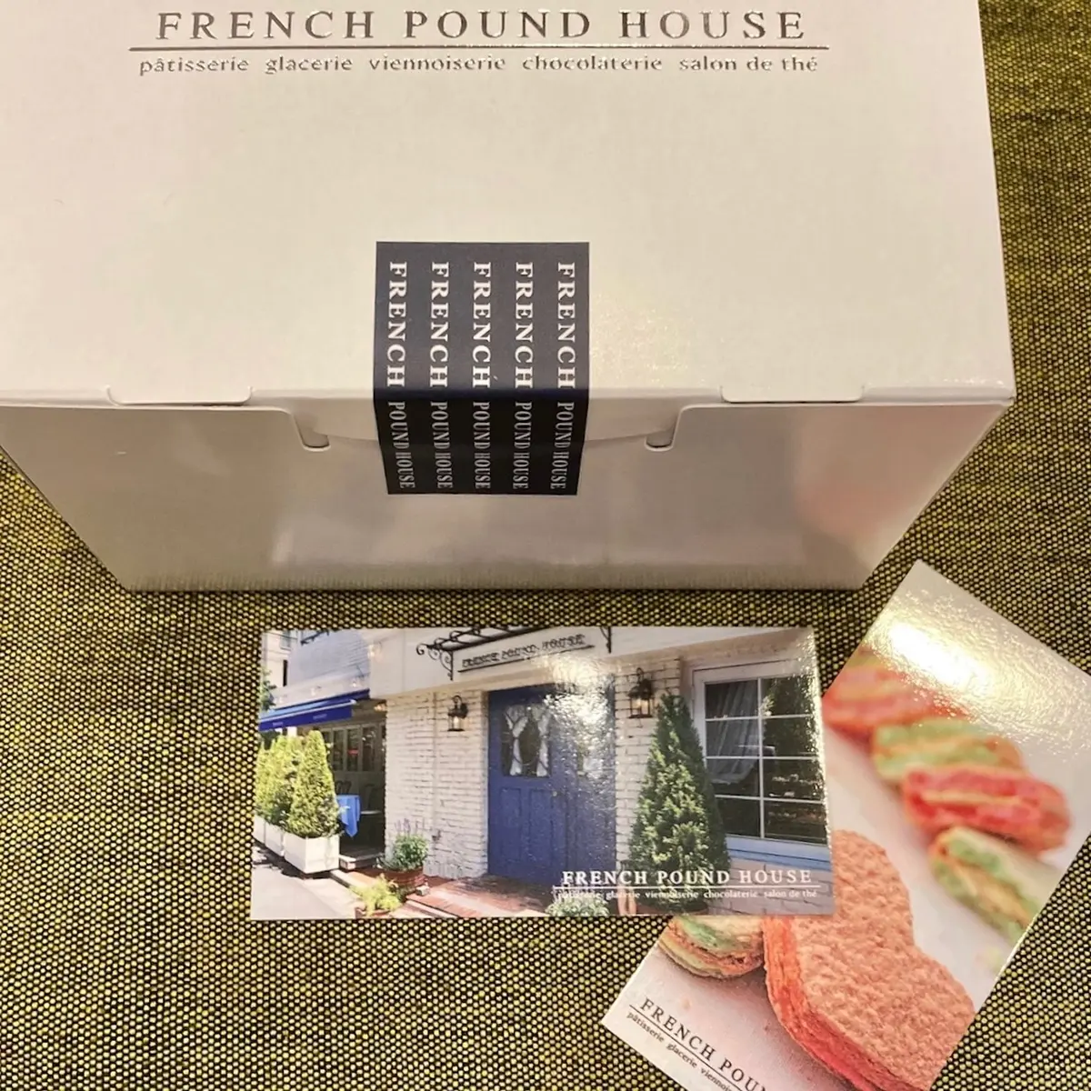 お店のカードとケーキの箱