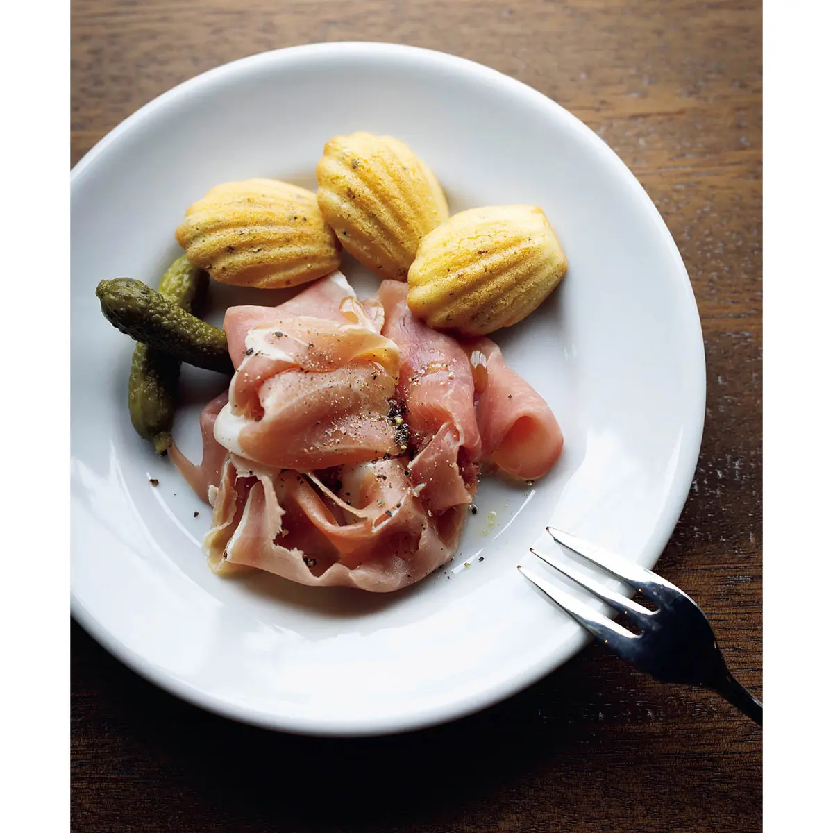 マドレーヌは、オリーブオイルやチーズ、スパイスを使い、おつまみ仕様に。「生 ハムとマドレーヌサレ」￥700　