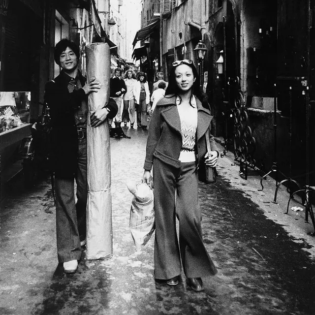 ’76年、留学先のモナコで、夫の清水哲太郎さんと絨毯を買う、日常のひとコマ