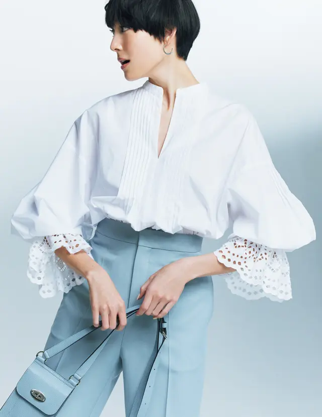 白レースの普遍的な魅力がパンツスタイルを華やかに