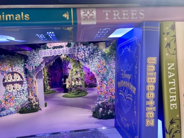 Disney FLAGSHIP TOKYO に不思議な図鑑の空間ができてる！ユニベスティーズUniBestiez 特別装飾