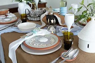 ブルーのテーブルランナーをテーブル斜めにかけてカジュアル感を演出！