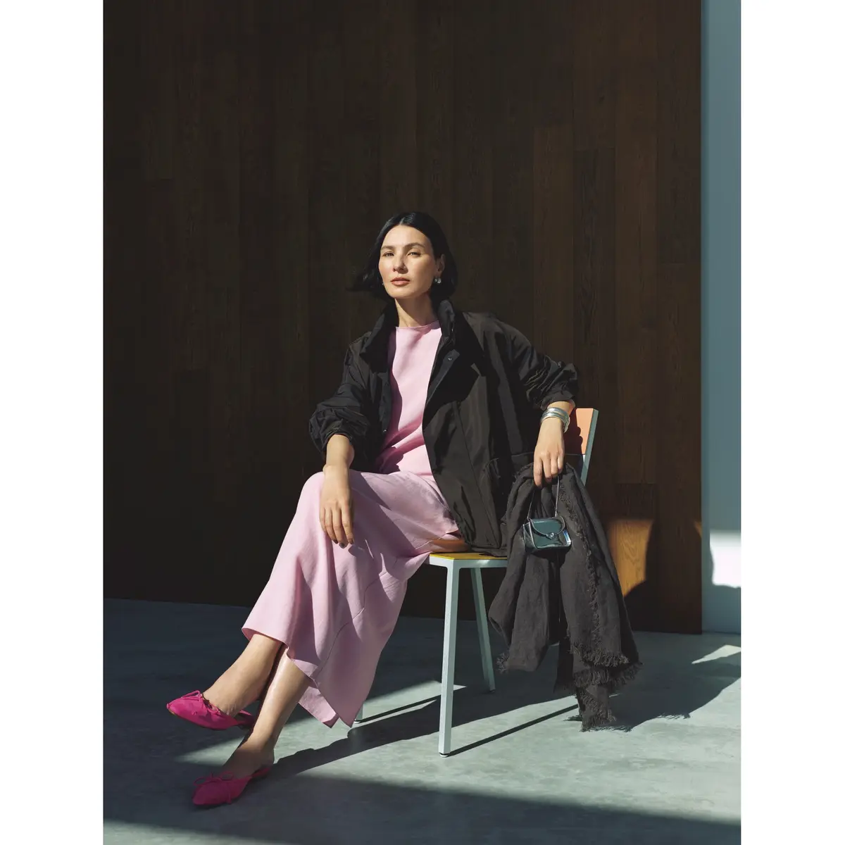 ブラウンブルゾンにペールピンクのワンピースを合わせたコーディネート　モデル・田沢美亜