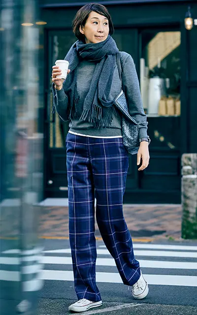 スローンのハイゲージニットコーデの森内敏子